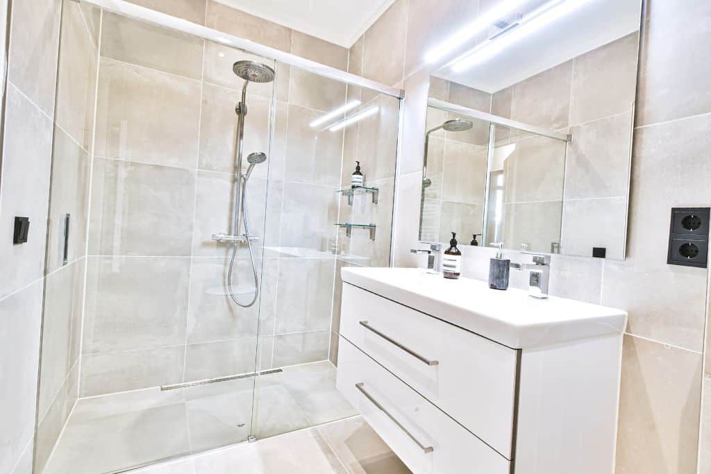 ¿Cuánto cuesta remodelar un baño en USA? • Centavo City